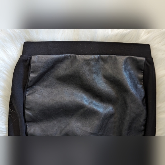 EUC 41 Hawthorn black faux leather front panel elastic waist curved hemline - Picture 4 of 9